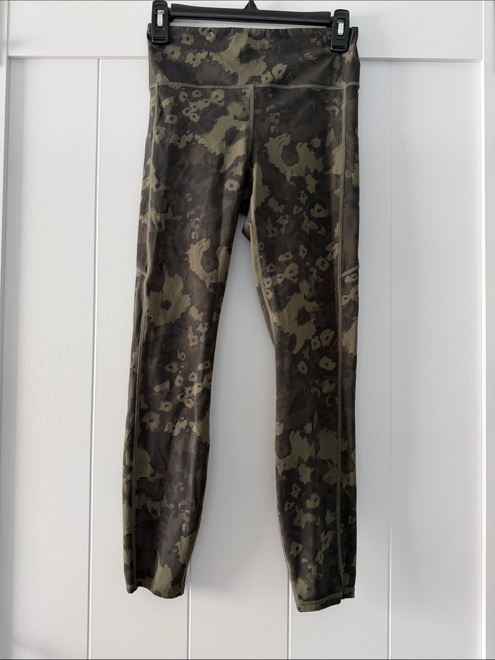 Vuori Women’s Olive Green Camo Active Leggings